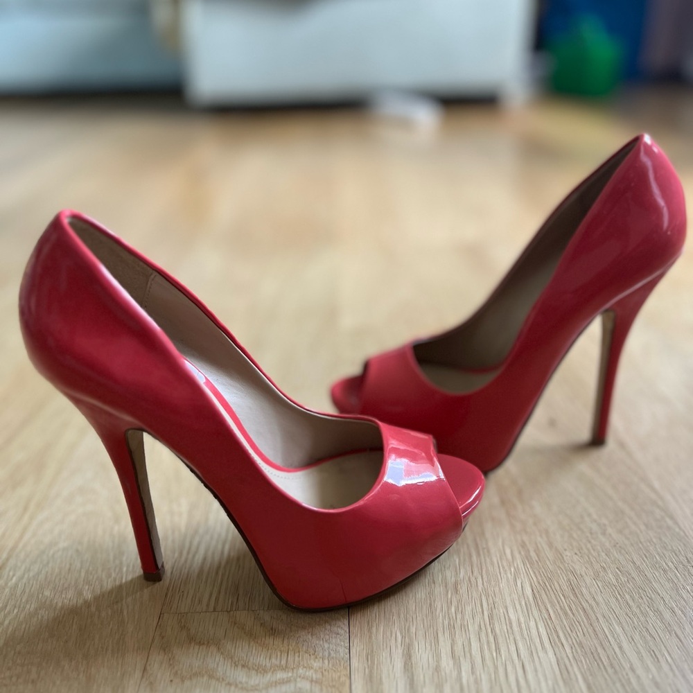 Aldo platform peep-toe pumps in the color coral, size 5